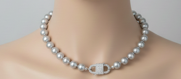 Grey Pearl Mariner Clasp Mannequin